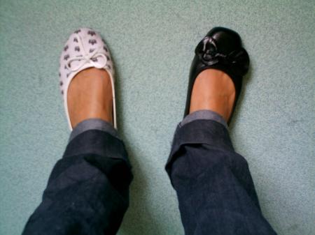 1 shoe blanche / 1 shoe noire